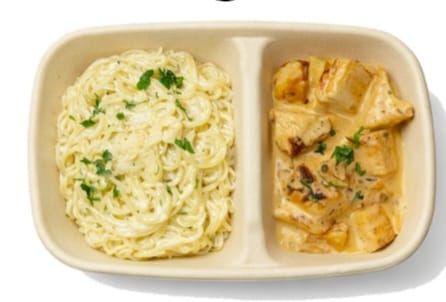 سباغيتي بالصلصة البيضاء والدجاج